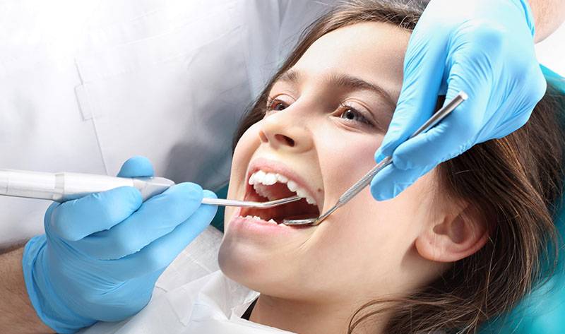 Kindertandheelkunde - Pediatrische mondhygiëne - Kindertandarts - Gebitsverzorging voor kinderen - Preventieve tandheelkunde - Kindertandvlees - Fluoridebehandeling voor kinderen - Tandartsbezoek voor kinderen - Mondhygiënegewoonten bij kinderen - Kindertandheelkundig advies - Caprelian - mondhygiënist